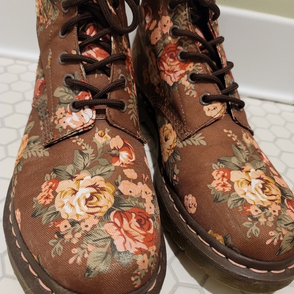 Dr Martins Victorian Floral Boots 11 - Picture 8 of 9